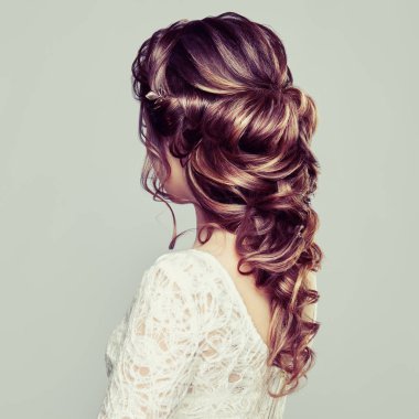 Uzun ve parlak kıvırcık saçlı esmer kadın. Güzel Model Bayan kıvırcık saç modeli ile. Bakım ve güzellik saç ürünleri. Bakım ve güzellik saç