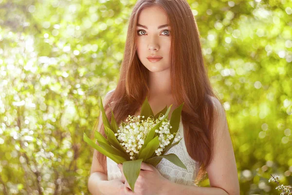 Porträtt Vacker Ung Kvinna Med Liljekonvalj Flicka Naturen Vårblommor Mode — Stockfoto