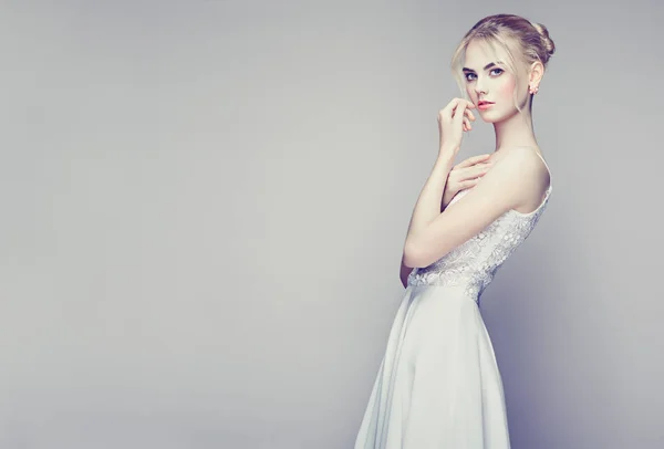 Portret Pięknej Młodej Kobiety Blond Włosami Dziewczyna Białej Sukience Białym — Zdjęcie stockowe