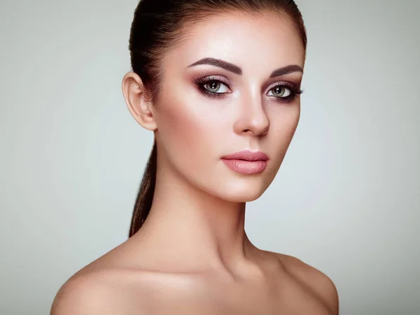 Schöne Junge Frau Mit Sauberer Frischer Haut Perfektes Make Schönheitsmode — Stockfoto