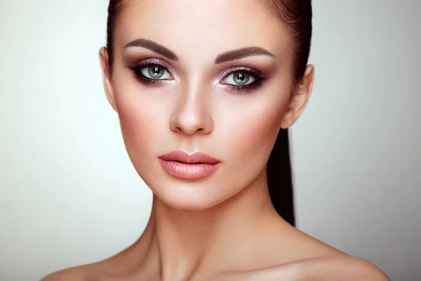 Vacker Ung Kvinna Med Ren Fräsch Hud Perfekt Makeup Skönhetsmode — Stockfoto