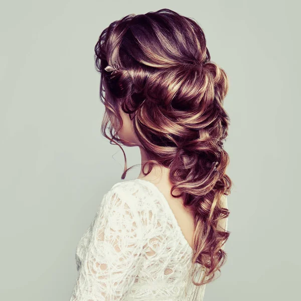 Uzun ve parlak kıvırcık saçlı esmer kadın. Güzel Model Bayan kıvırcık saç modeli ile. Bakım ve güzellik saç ürünleri. Bakım ve güzellik saç