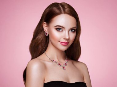 Uzun sağlıklı ve parlak kıvırcık saçlı esmer kız. Bakım ve güzellik. Güzel Model kadınla dalgalı saç modeli. Makyaj ve takı