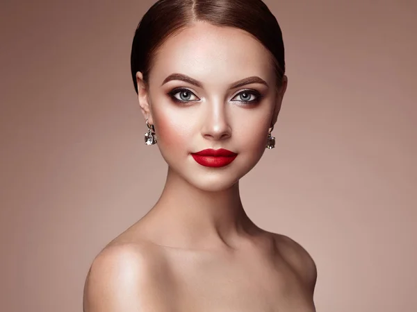 Hermosa Joven Con Piel Limpia Fresca Maquillaje Perfecto Moda Belleza —  Fotos de Stock