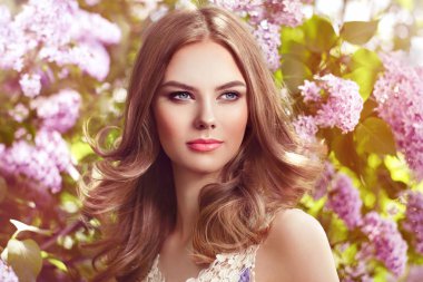 Eflatun çiçekler ile güzel bir kadın. Bahar çiçeği. Seksi Glamour yaz güzel bayan ile sağlıklı ve Güzellik Saç