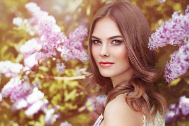Eflatun çiçekler ile güzel bir kadın. Bahar çiçeği. Seksi Glamour yaz güzel bayan ile sağlıklı ve Güzellik Saç