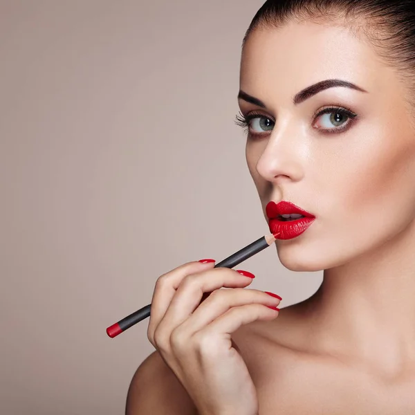 Piękna Kobieta Maluje Usta Szminką Piękny Woman Twarz Kosmetyki Detal — Zdjęcie stockowe