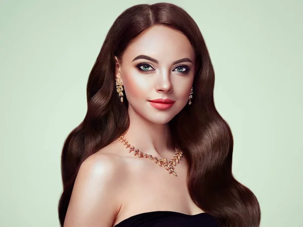 Uzun Sağlıklı Parlak Kıvırcık Saçlı Esmer Kız Bakım Güzellik Güzel — Stok fotoğraf