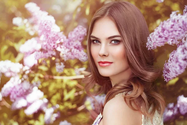 Hermosa Mujer Con Flores Lila Spring Blossom Sexy Glamour Verano — Foto de Stock