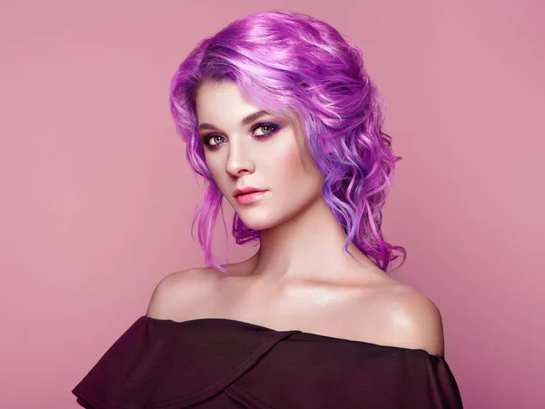 カラフルな染め髪と美容ファッションのモデルの女の子 完璧なメイクや髪型の女の子 完璧な健康的な染め髪をモデルします ピンクのヘアスタイル — ストック写真