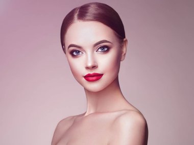 Temiz ciltli güzel bir genç kadın. Mükemmel makyaj. Güzellik modası. Kirpiklerim. Kozmetik göz farı. Işıklandırma. Kozmetoloji, Güzellik ve Spa