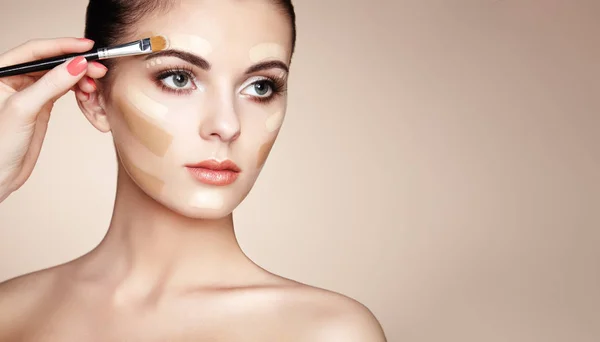 Makeup Καλλιτέχνης Εφαρμόζει Skintone Όμορφο Γυναικείο Πρόσωπο Τέλειο Μακιγιάζ Ίδρυμα — Φωτογραφία Αρχείου