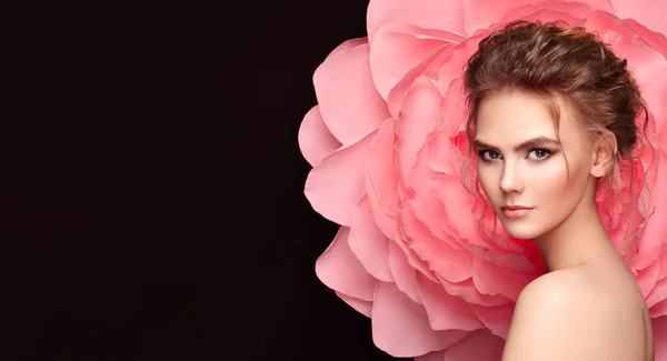 大輪の花の背景に美しい女性 ピンク牡丹と美夏モデルの女の子 エレガントなヘアスタイルとメイクを持つ若い女性 ファッション写真 — ストック写真