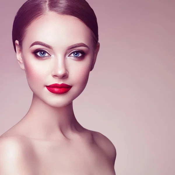 Krásná Mladá Žena Čistou Svěží Pletí Perfektní Make Beauty Fashion — Stock fotografie