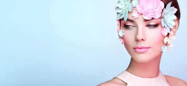 花で飾られた美しい女性の顔 完璧なメイク 美容ファッション モデル女性顔完璧な肌 紙の花 — ストック写真