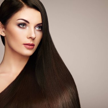 Uzun düz saçlı güzel kadın. Mükemmel makyaj ve saç modeli ile kız. Modeli esmer mükemmel sağlıklı siyah saçlı