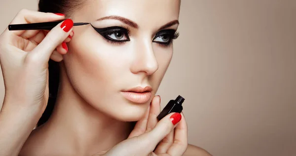 Makeup Artist Applies Eyeshadow Beautiful Woman Make Eye Black Liner — Stock Photo, Image