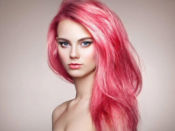 Modelka Piękna Dziewczyna Modelka Barwnymi Włosami Dziewczyna Doskonałym Makijażem Fryzurą — Zdjęcie stockowe