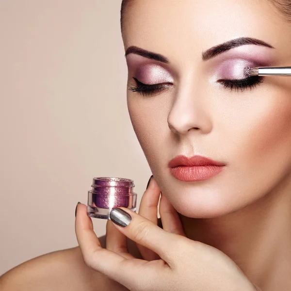 Makeup Artist Applies Eye Shadow Beautiful Woman Face Perfect Makeup — Stock Photo, Image
