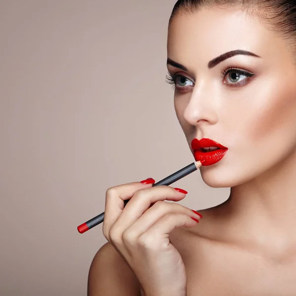 Piękna Kobieta Maluje Usta Szminką Piękny Woman Twarz Kosmetyki Detal — Zdjęcie stockowe
