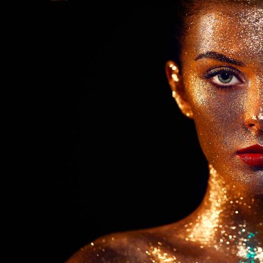 Yüzünde parıltı olan güzel bir kadının portresi. Renk Işıklı Sanat Makyajlı Kız. Renkli Makyajlı Moda Modeli