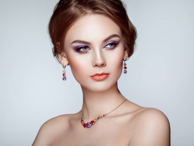 Portre takı ile güzel bir kadın. Moda makyaj ve kozmetik. Zarif saç modeli. Mor makyaj oklar. Güzellik ve aksesuarları