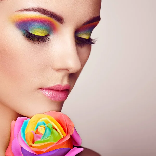 Portret Piękną Młodą Kobietę Rainbow Rose Jasne Kolory Długie Rzęsy — Zdjęcie stockowe