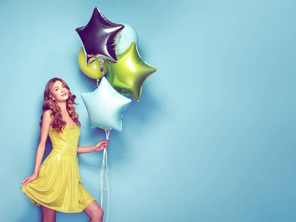 Bella Giovane Donna Con Palloncini Colorati Uno Sfondo Blu Compleanno — Foto Stock