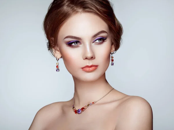 Portret Pięknej Kobiety Biżuterii Makijaż Moda Kosmetyki Elegancką Fryzurę Fioletowy — Zdjęcie stockowe