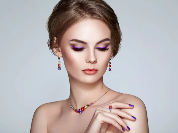 有珠宝的漂亮女人的画像 示范女孩与紫罗兰指甲修指甲 优雅的发型 紫罗兰化装箭 美容院及附属机构 — 图库照片