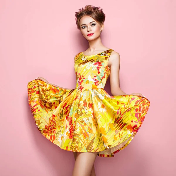 Portret Van Fashion Jonge Vrouw Floral Dress Vrouwelijke Model Stijlvolle — Stockfoto