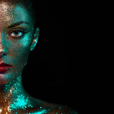 Yüzünde parıltı olan güzel bir kadının portresi. Renk Işıklı Sanat Makyajlı Kız. Renkli Makyajlı Moda Modeli