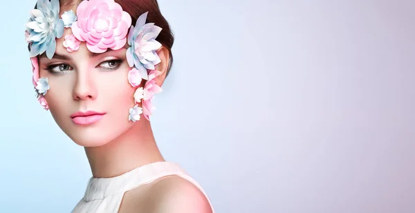 Volto Bella Donna Decorato Con Fiori Trucco Perfetto Bellezza Moda — Foto Stock