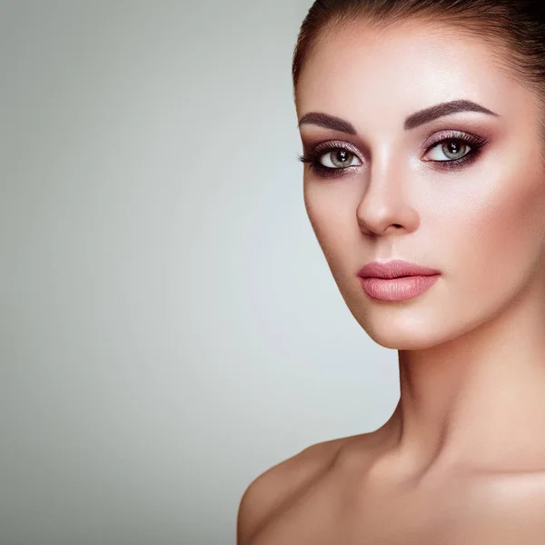 Vacker Ung Kvinna Med Ren Fräsch Hud Perfekt Makeup Skönhetsmode — Stockfoto