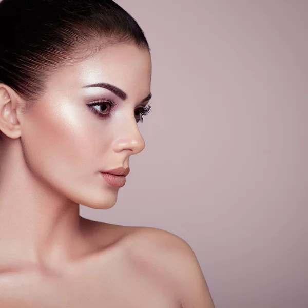 Vacker Ung Kvinna Med Ren Fräsch Hud Perfekt Makeup Skönhetsmode — Stockfoto