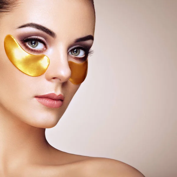 Porträtt Skönhetskvinna Med Ögonlappar Woman Beauty Face Mask Ögonen Vacker — Stockfoto