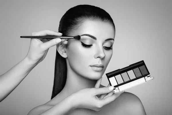 Makeup Artist Applique Ombre Paupières Belle Femme Visage Maquillage Parfait — Photo