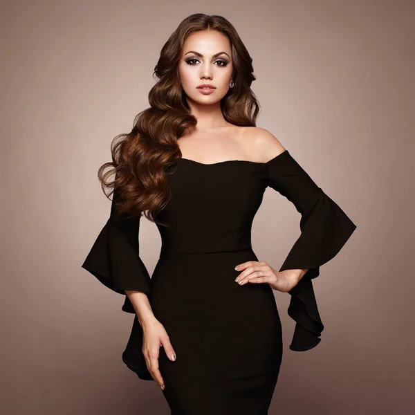 Mulher Bonita Elegante Vestido Noite Preto Menina Morena Com Longa — Fotografia de Stock