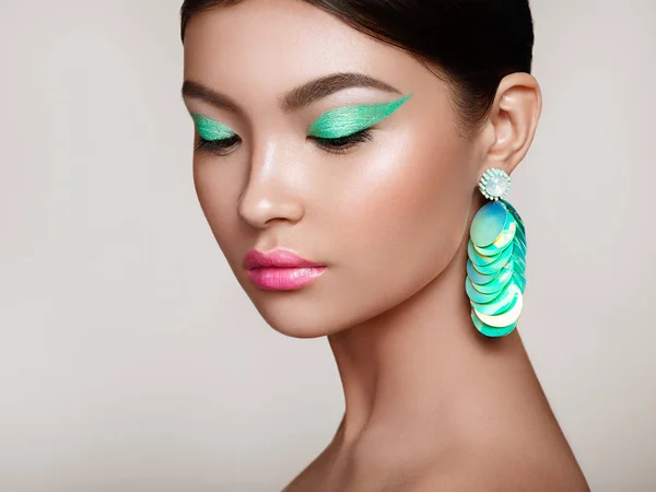 美丽的韩国妇女与大绿松石耳环 完美的妆容和优雅的发型 绿松石化妆箭和粉红色口红 — 图库照片