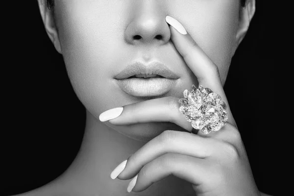 Beauty Fashion Woman Lips Natural Makeup White Nail Polish Gloss — Stock Photo, Image