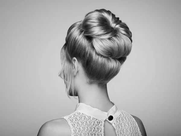 Blondynka Elegant Błyszczące Fryzurę Piękny Model Kobieta Kręcone Fryzury Pielęgnacja — Zdjęcie stockowe