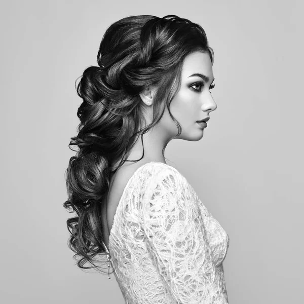 Uzun Parlak Kıvırcık Saçlı Esmer Kadın Güzel Model Bayan Kıvırcık — Stok fotoğraf