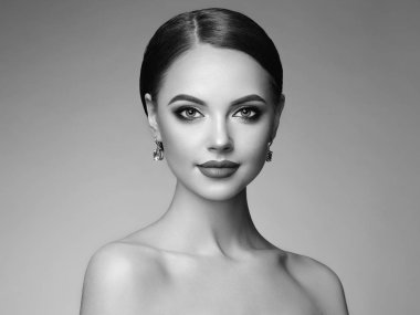 Temiz ciltli güzel bir genç kadın. Mükemmel makyaj. Güzellik modası. Kirpiklerim. Kozmetik göz farı. Işıklandırma. Kozmetoloji, Güzellik ve Spa