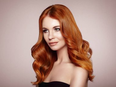 Kızıl saçlı kız uzun sağlıklı ve parlak kıvırcık saçlı. Bakım ve güzellik. Güzel Model kadınla dalgalı saç modeli. Makyaj ve siyah elbise