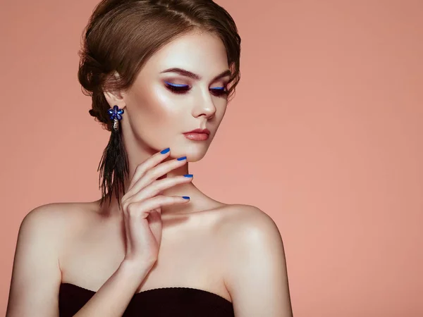 有珠宝的漂亮女人的画像 蓝指甲美容美发模特 优雅的发型 蓝色化装箭 美容院及附属机构 — 图库照片