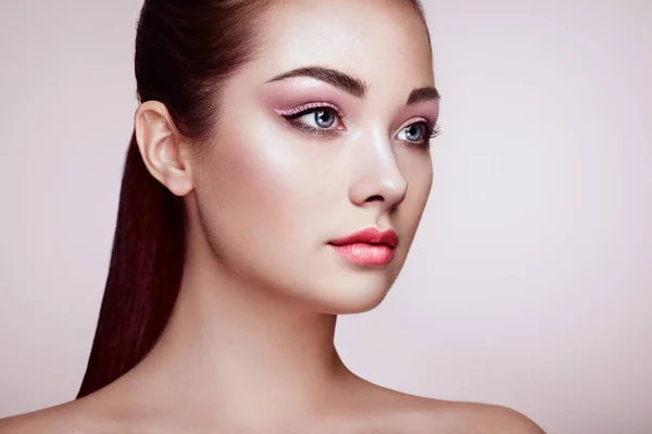 Hermosa Joven Con Piel Limpia Fresca Maquillaje Perfecto Moda Belleza — Foto de Stock