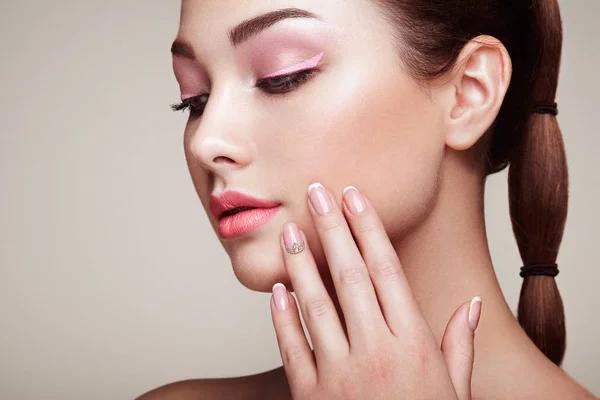 Skönhet Brunett Kvinna Med Perfekt Makeup Röda Läppar Och Naglar — Stockfoto
