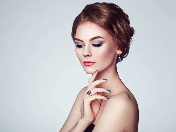Retrato Mujer Hermosa Con Joyas Modelo Chica Con Manicura Azul — Foto de Stock