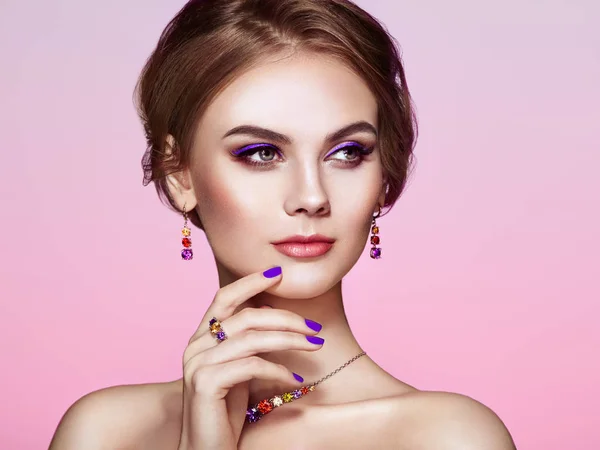 Portret Pięknej Kobiety Biżuterią Modelka Violet Manicure Paznokciach Elegancka Fryzura — Zdjęcie stockowe