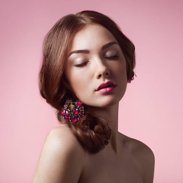 Портрет молодой красивой девушки. Модное фото. Девушка с винтажной брошь в волосах. Образцовая женщина с волнистым хайрстиком
